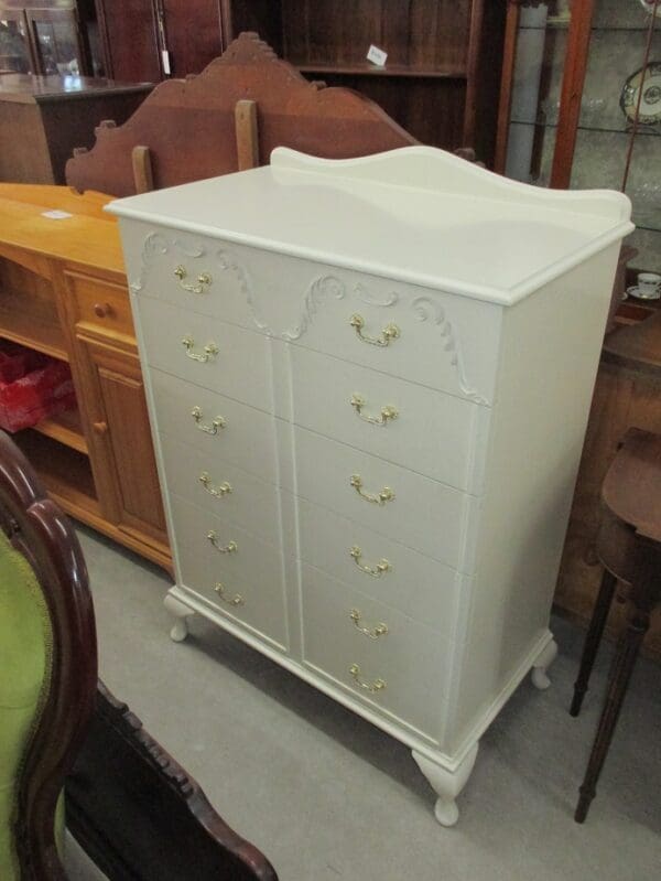 Queen - Anne Chest of drawers